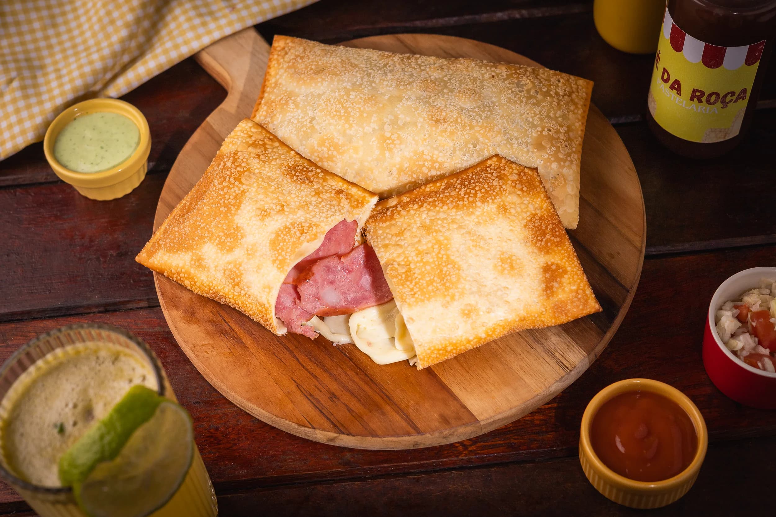 Pastel de calabresa com queijo