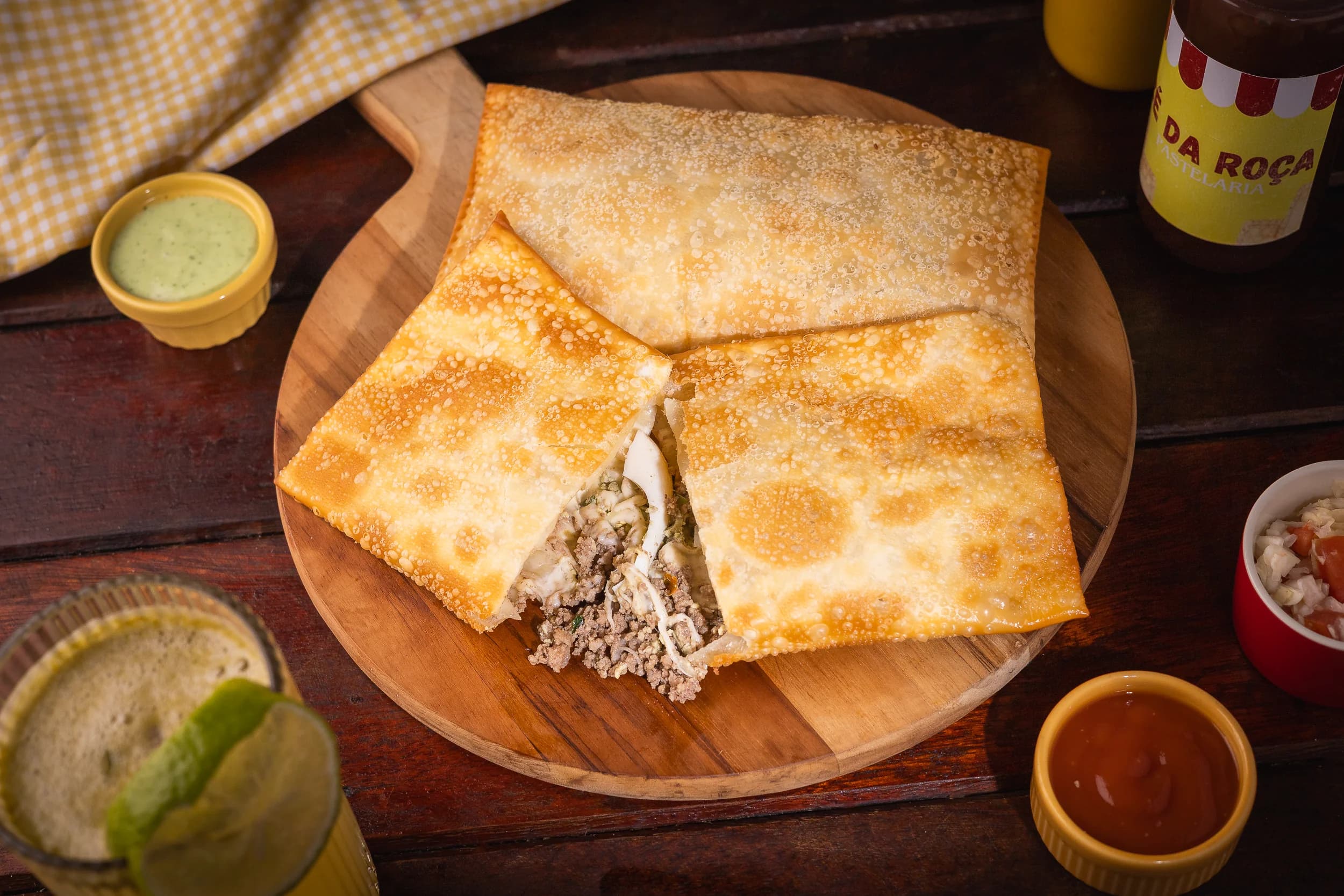 Pastel de carne com queijo e ovo