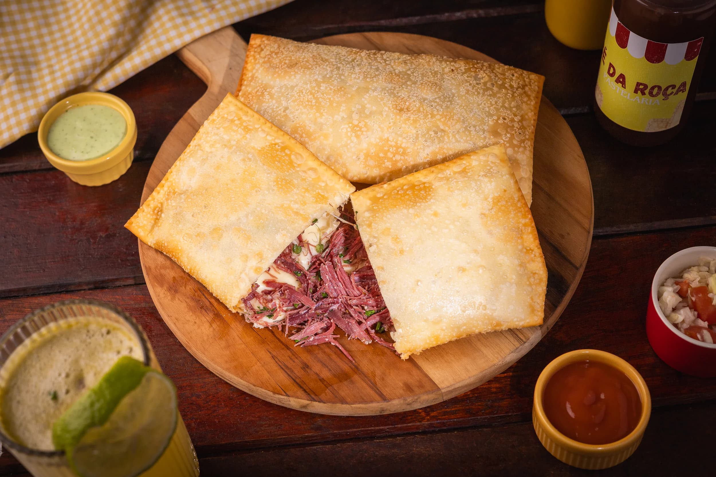 Pastel de carne seca com queijo