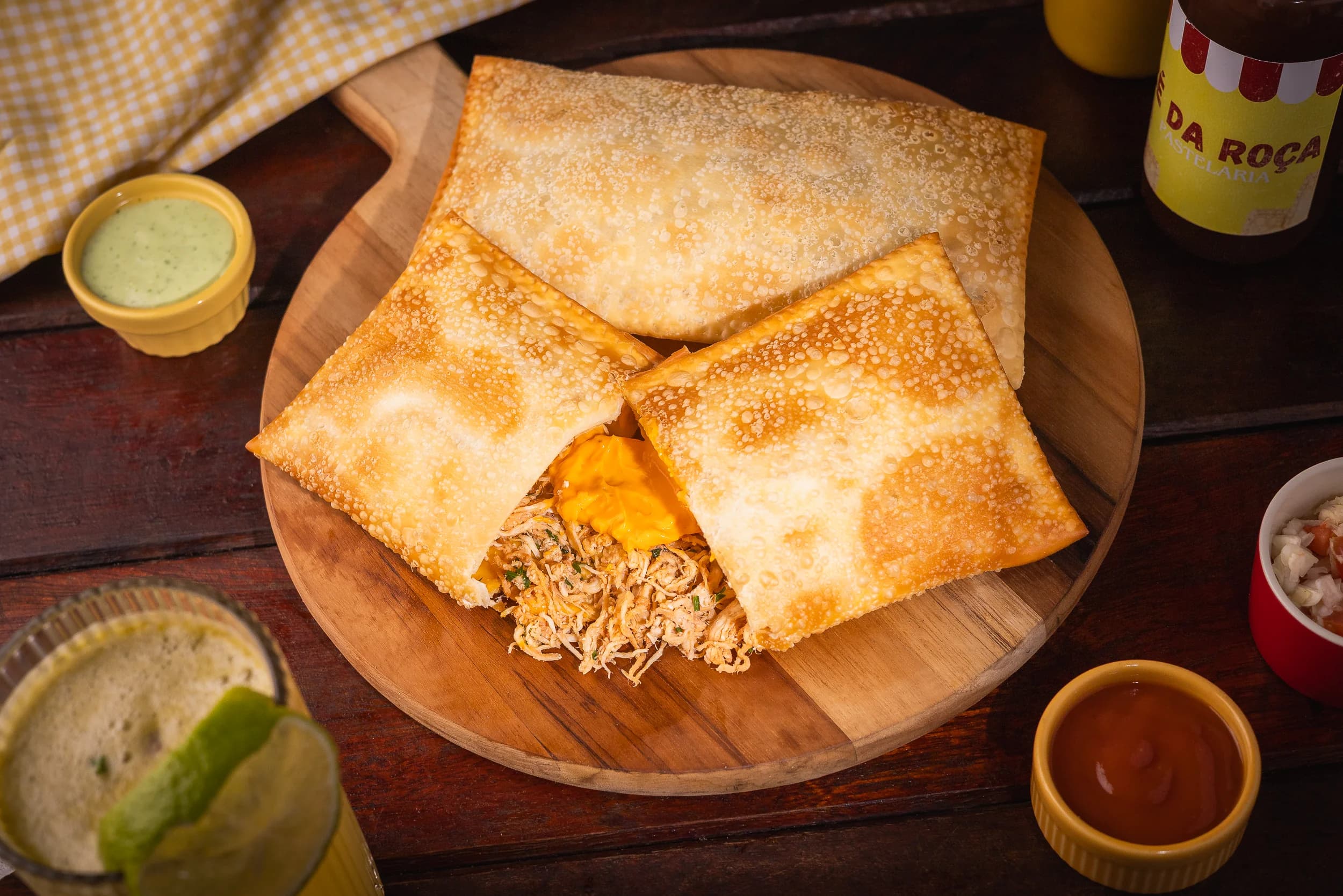 Pastel de frango com cheddar
