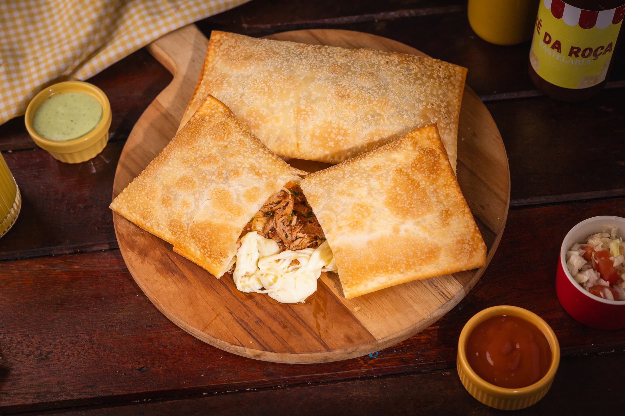 Pastel de pernil com queijo