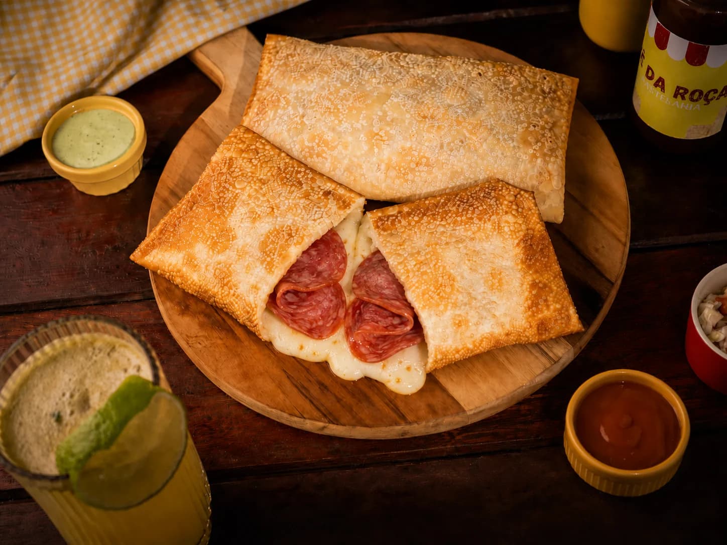 Pastel de salame com queijo